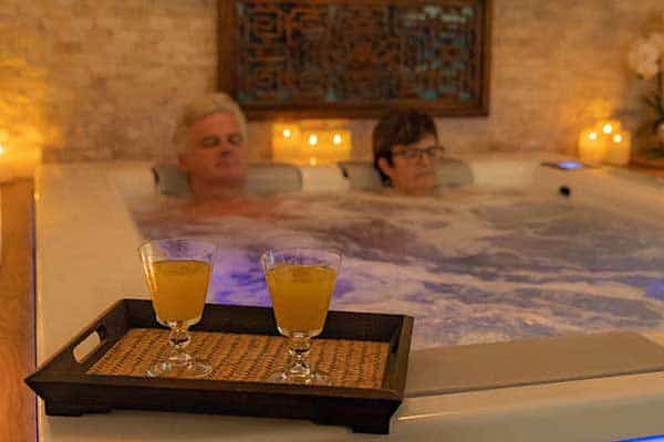 Whirlpool im Day SPA dazu servieren wir gesunden Orangensaft