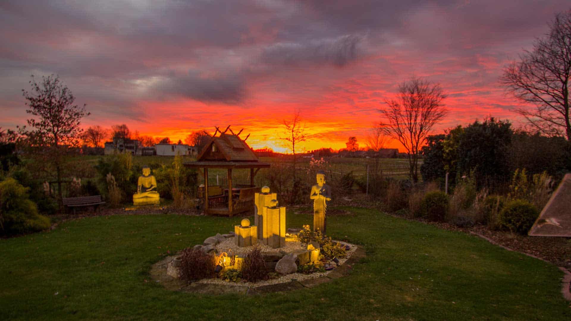 Sonnenuntergang im Lanai SPA. Aussicht aus dem Ruheraum in den Park. Impressum