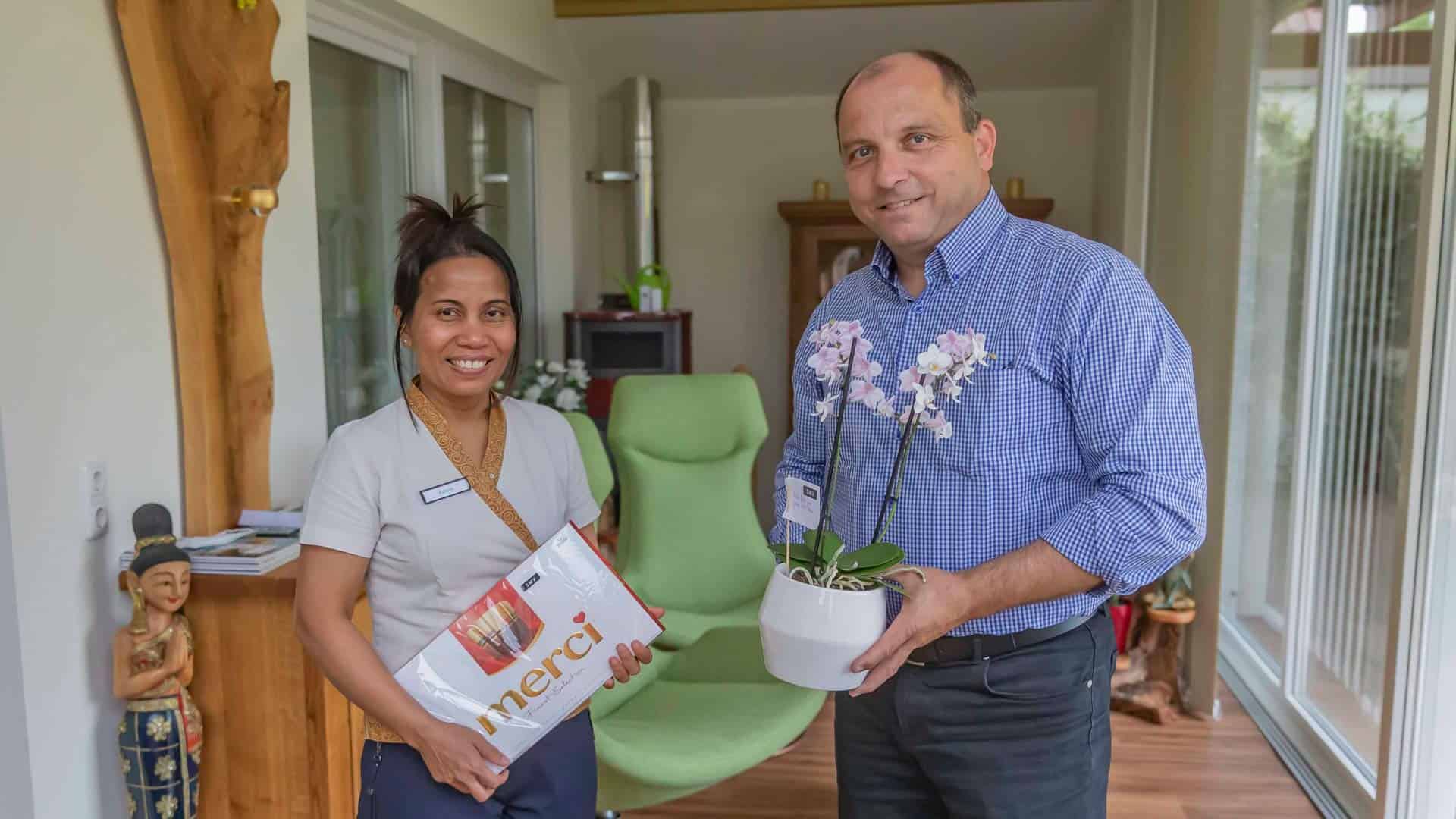 von einem Gast als "Dankeschön" nach den Massagen Orchideen in einem Topf