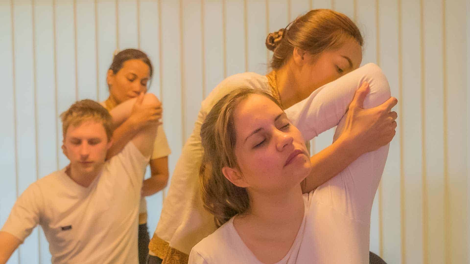 Brustmuskel wird durch die Thaimassage gedehnt.